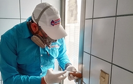 Aplición del gel para cotrol de rastreros